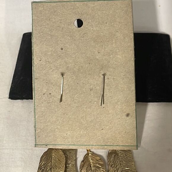 Metal feather earrings   - Picture 3 of 3